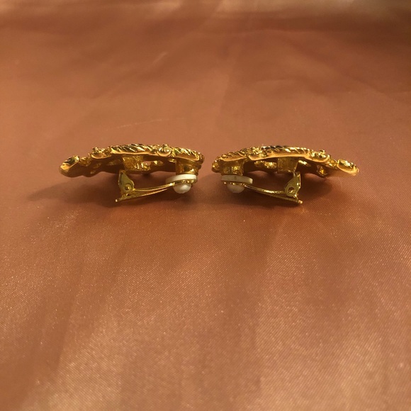 Vintage Gold Tone Paisley Clip-on Earrings - Picture 3 of 4